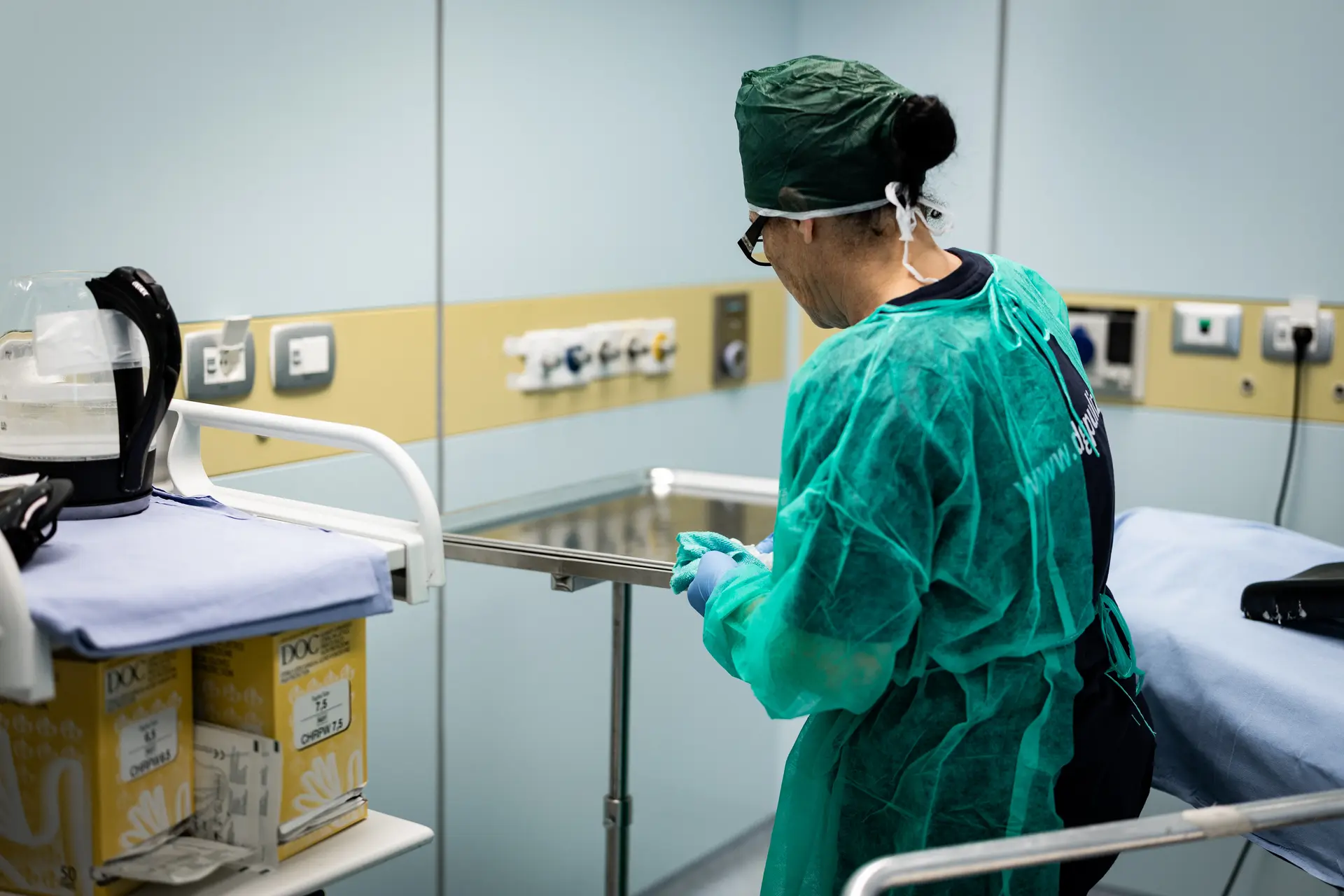 Sanificazione di un ambiente clinico in una struttura sanitaria