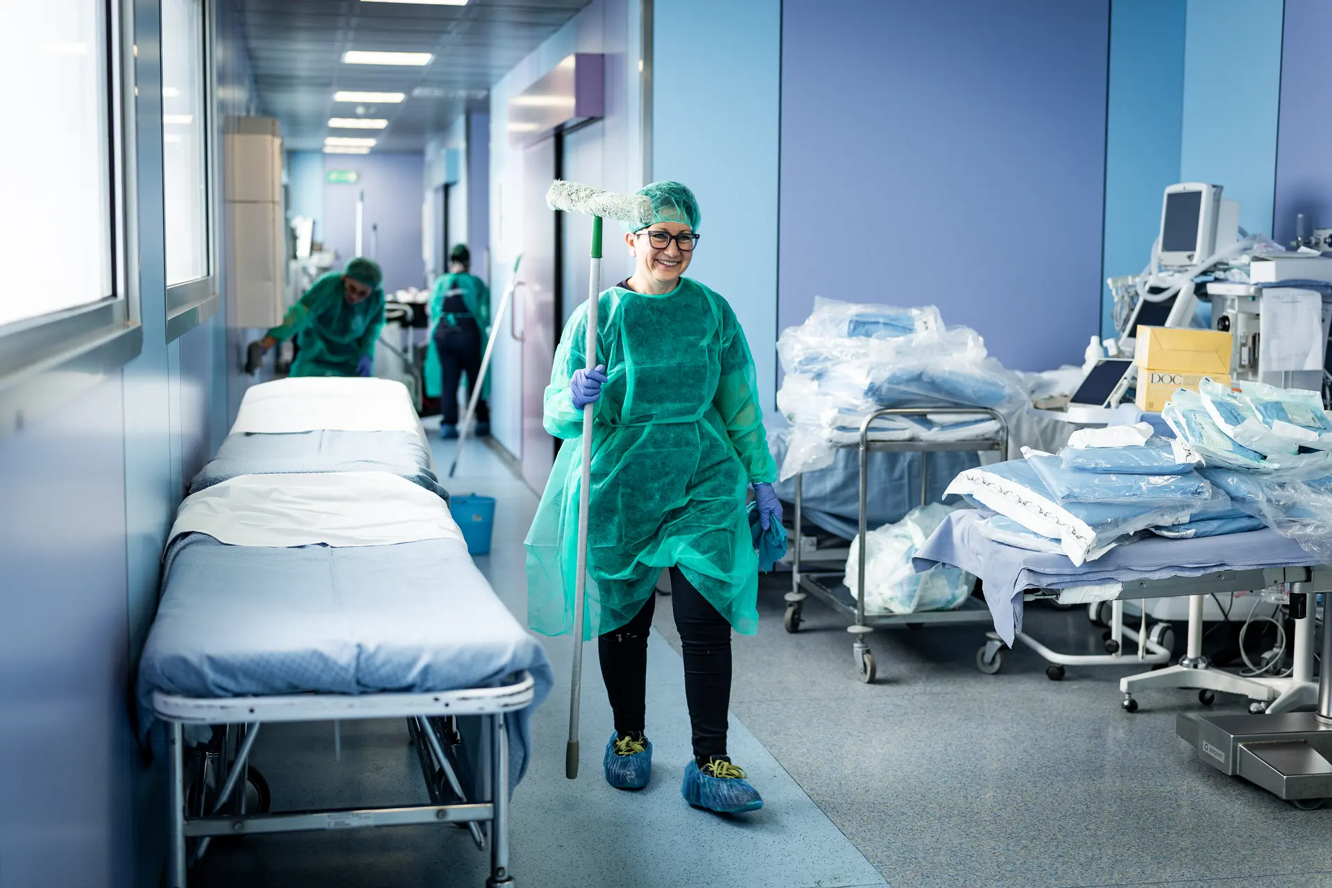 Operatrice GED Group nel reparto di una struttura sanitaria durante la sanificazione