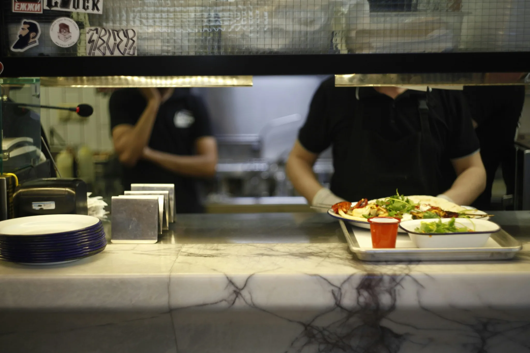 Preparazione e distribuzione dei pasti in una cucina professionale